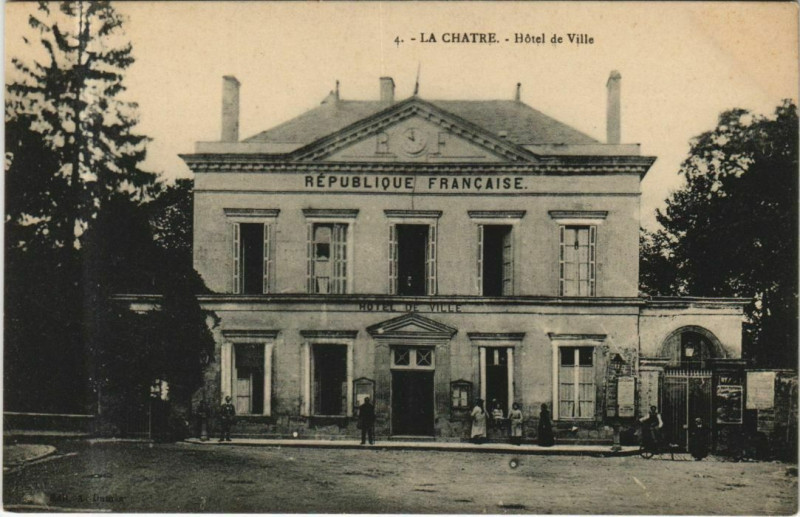 Carte postale ancienne La Chatre Hotel de Ville France