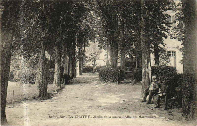Carte postale ancienne La Chatre Jardin de la mairie France
