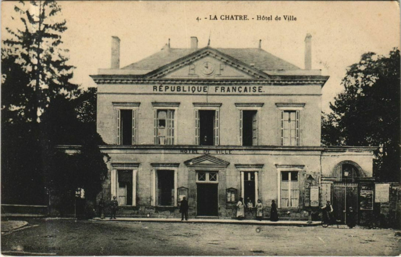 Carte postale ancienne La Chatre Hotel de Ville France