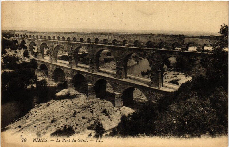 Carte postale ancienne Le Pont du Gard à Vers-Pont-du-Gard