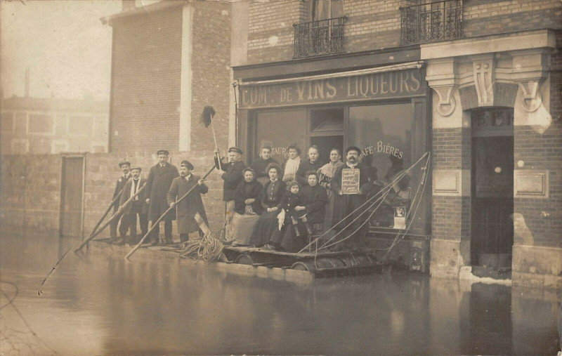 Carte postale ancienne Paris XIIe Carte Photo Certainement Bercy Inondations Commerce De Vins à Paris 12e