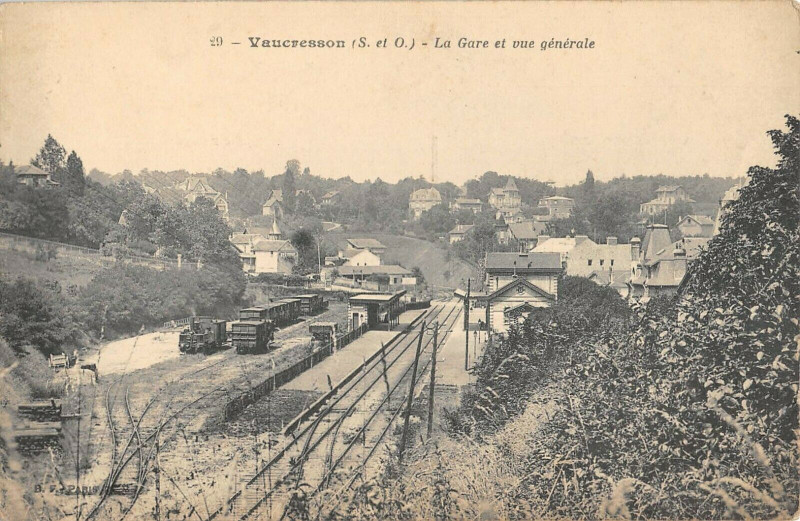 Carte postale ancienne Vaucresson La Gare Et Vue Generale à Vaucresson