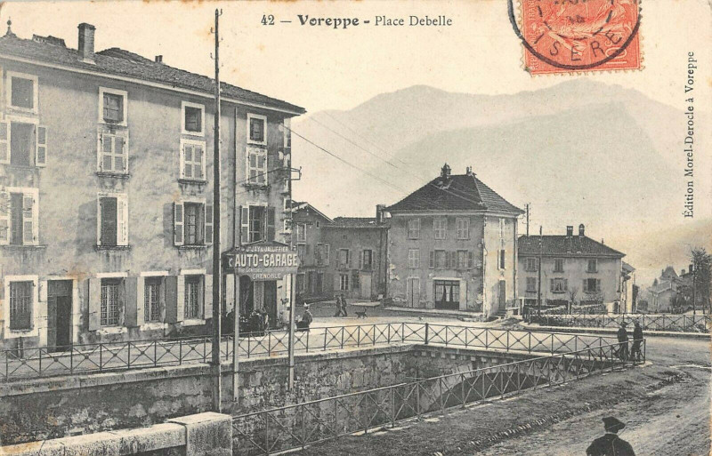 Carte postale ancienne Voreppe Place Debelle à Voreppe