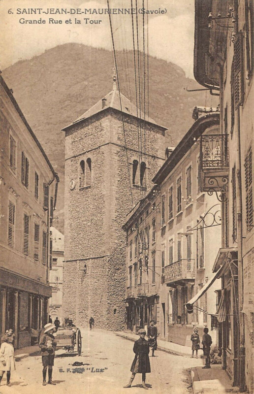 Carte postale ancienne Saint Jean De Maurienne Grande Rue Et La Tour Savoie à Saint-Jean-de-Maurienne