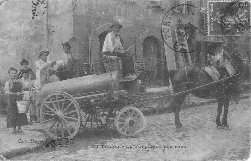 Carte postale ancienne Toulon Le Torpilleur Des Rues à Toulon