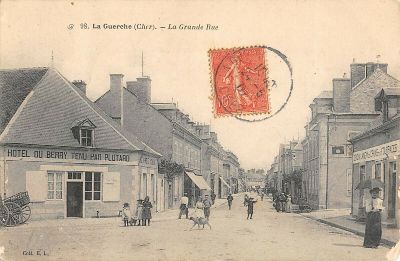 Carte postale ancienne La Guerche La Grande Rue