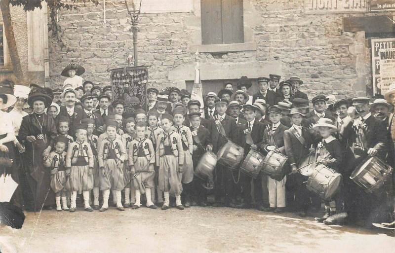 Carte postale ancienne Carte Photo Du Puy Dome Fanfare Avec Enfants (au verso Clermont Ferrand à Clermont-Ferrand