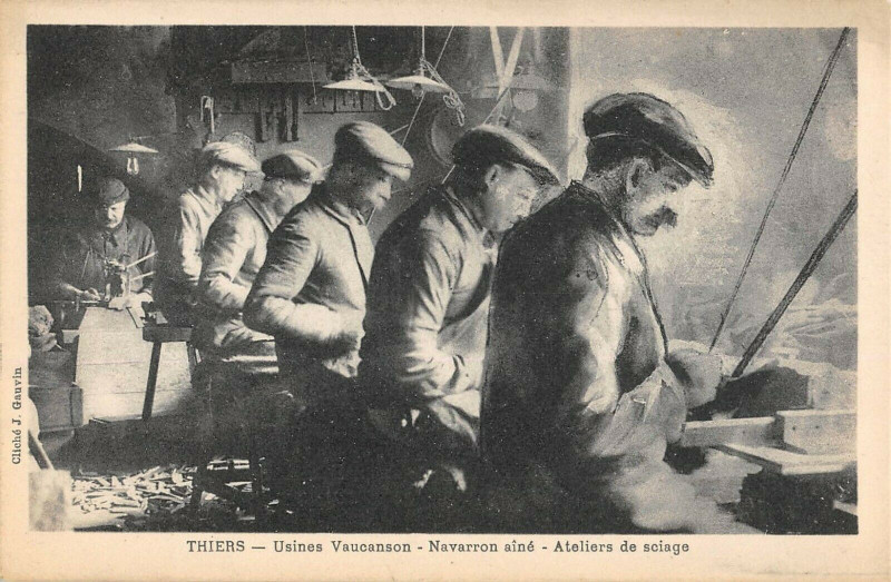Carte postale ancienne Thiers Usines Vaucanson Navarron Aine Ateliers De Sciage Couteaux à Thiers