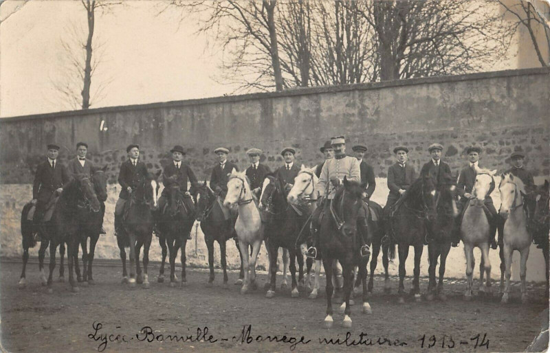 Carte postale ancienne Moulins Carte Photo Situee Lycee Banville Manege Militaire (voir verso à Moulins