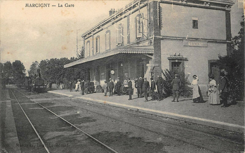 Carte postale ancienne Marcigny La Gare (Train à Marcigny