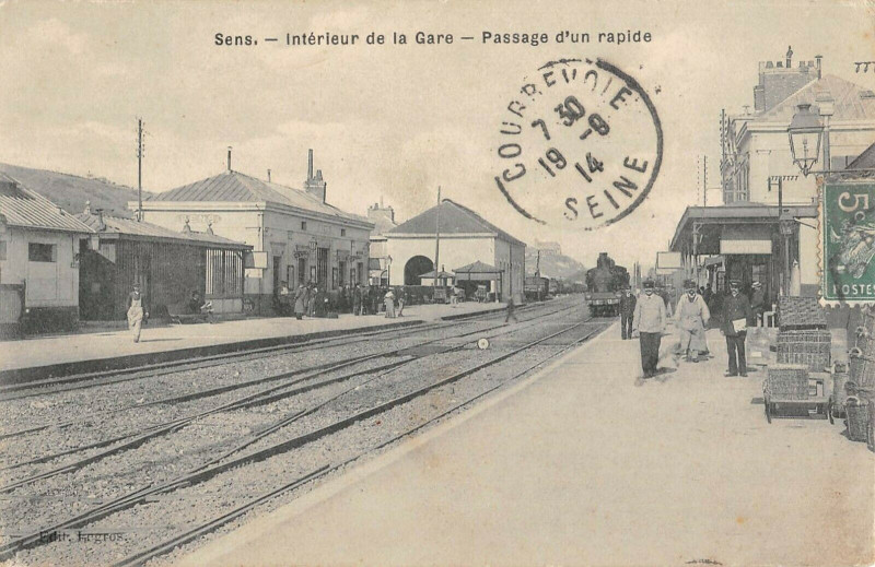 Carte postale ancienne Sens Interieur De La Gare Passage D'Un Rapide à Sens