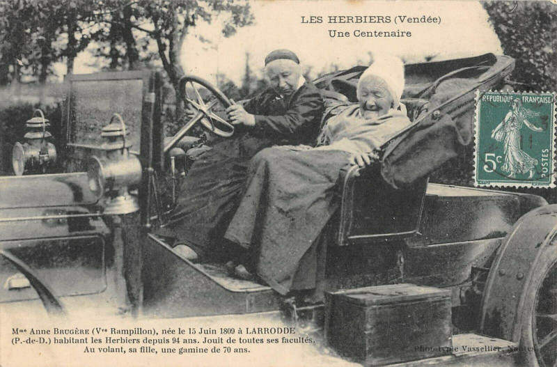 Carte postale ancienne Les Herbiers Une Centenaire Me Anne Brugere 94 Ans Au Volant Sa Fille 70A aux Herbiers