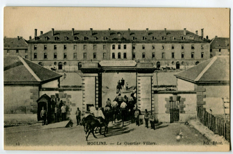 Carte postale ancienne Allier Moulins Le Quartier Villars animé Militaires Caserne à Moulins