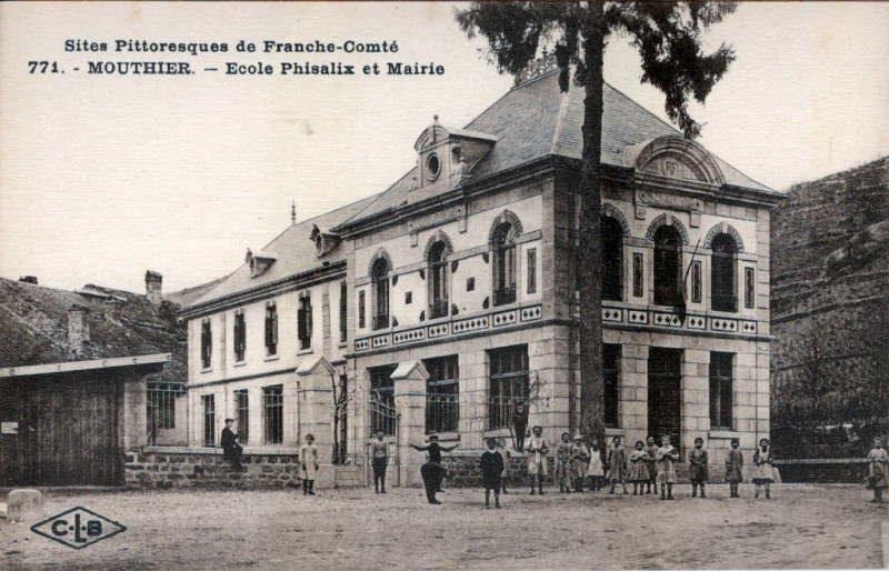 Carte postale ancienne Ecole Phisalix et Mairie à Mouthier-Haute-Pierre