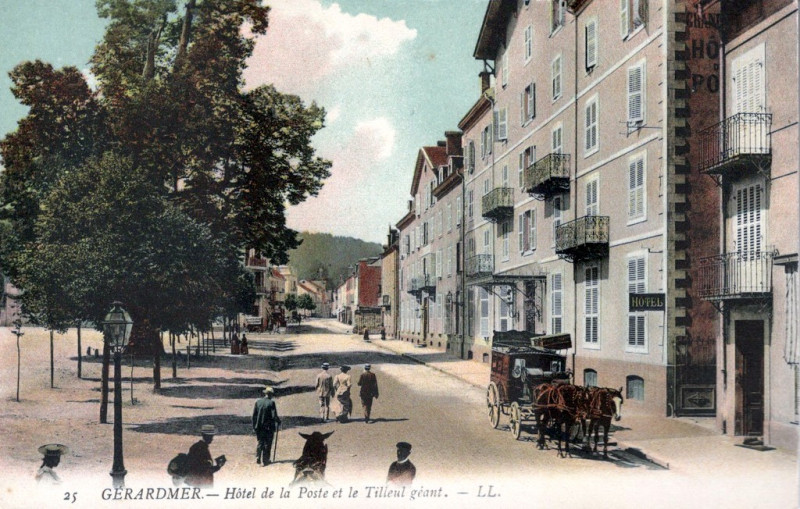 Carte postale ancienne Hôtel de la Poste et le Tilleul géant à Gérardmer