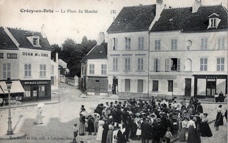 Carte postale ancienne Crécy-en-Brie - La Place du Marché à Crécy-la-Chapelle