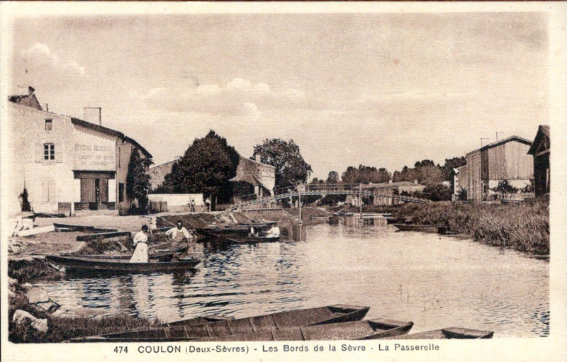 Carte postale ancienne Les Bords de la Sèvre - La Passerelle à Coulon