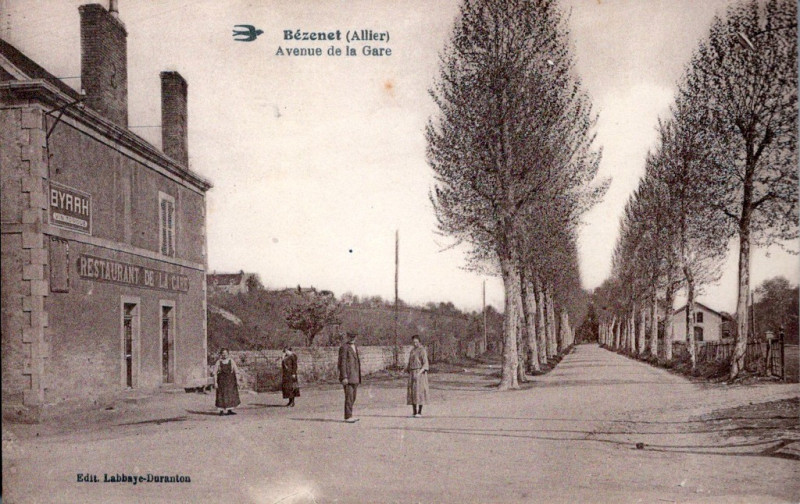 Carte postale ancienne Avenue de la Gare à Bézenet