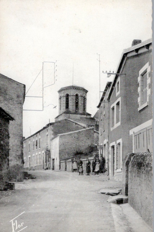 Carte postale ancienne Rue de la mairie au Busseau