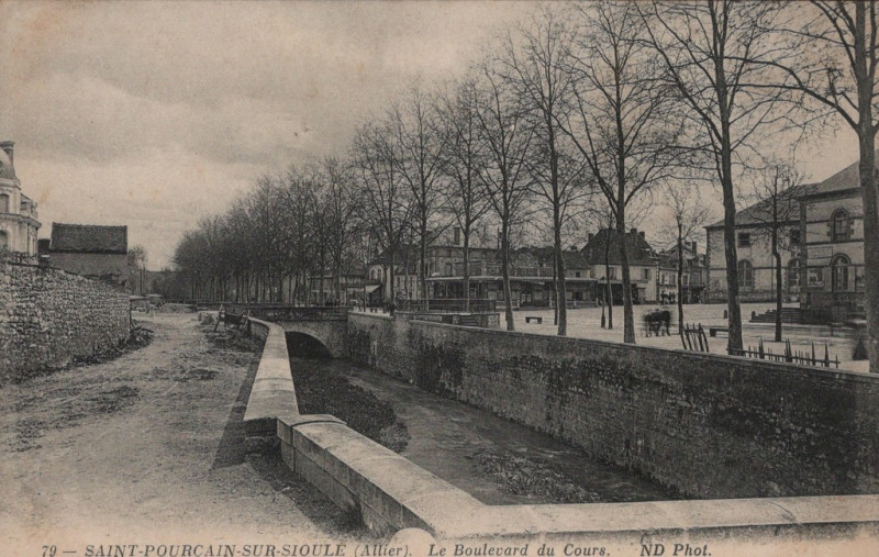 Carte postale ancienne Le Boulevard du Cours à Saint-Pourçain-sur-Sioule