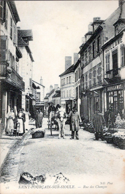 Carte postale ancienne Rue des Changes à Saint-Pourçain-sur-Sioule