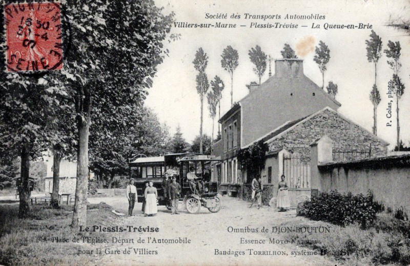 Carte postale ancienne Place de l'Eglise - Départ de l'Automobile pour la gare de Villiers au Plessis-Trévise