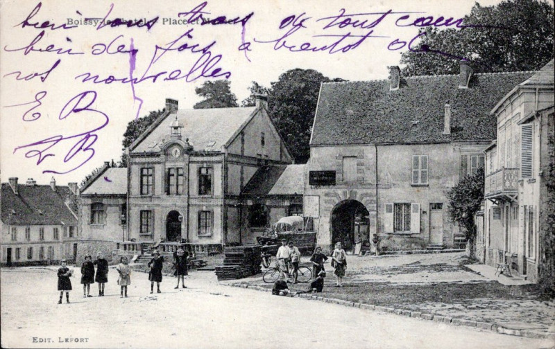 Carte postale ancienne Place et Mairie à Boissy-le-Châtel