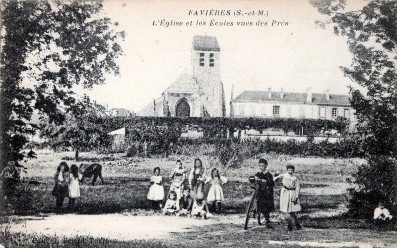 Carte postale ancienne L'Église et les Écoles vues des Prés à Favières