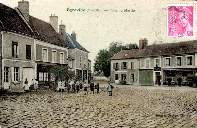 Carte postale ancienne Place du Marché à Égreville