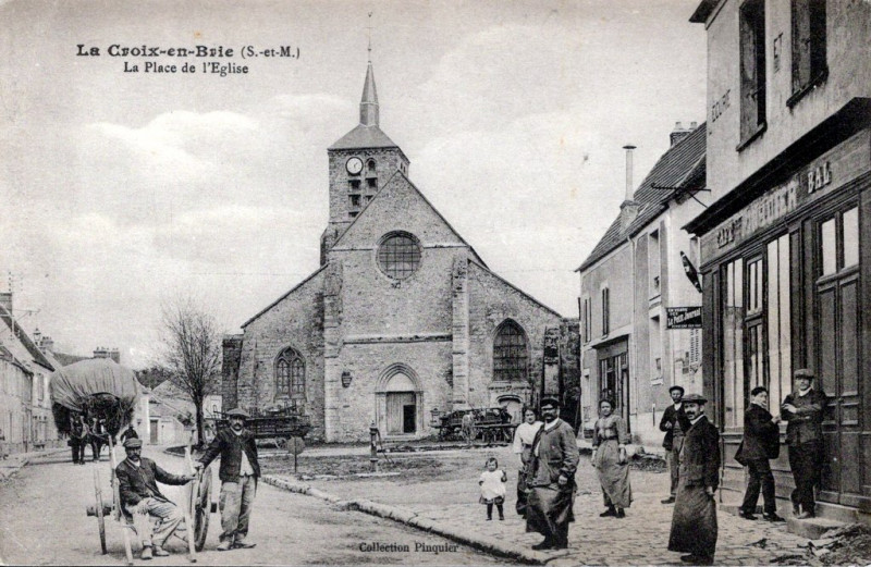 Carte postale ancienne La Place de l'Eglise à La Croix-en-Brie