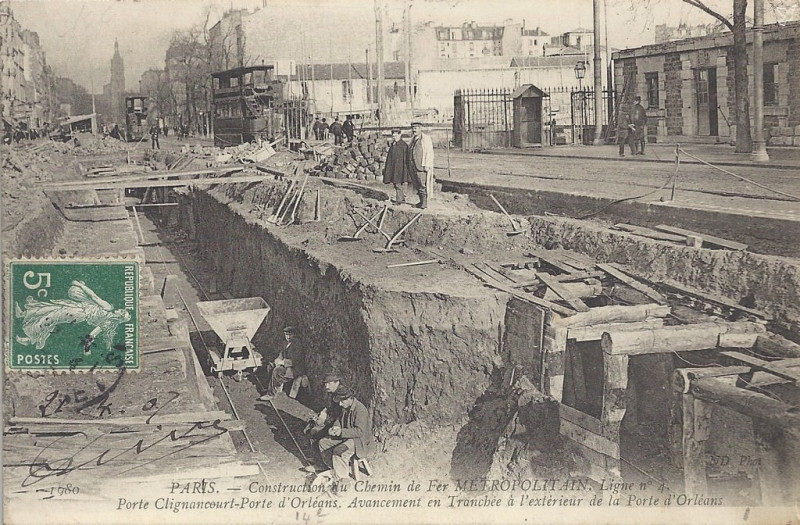 Carte postale ancienne Construction du Chemin de Fer Métropolitain - Ligne n°4  Porte Clignancourt - Porte d'Orléans - Avancement en Tranchée à l'extérieur de la Porte d'Orléans à Paris 14e