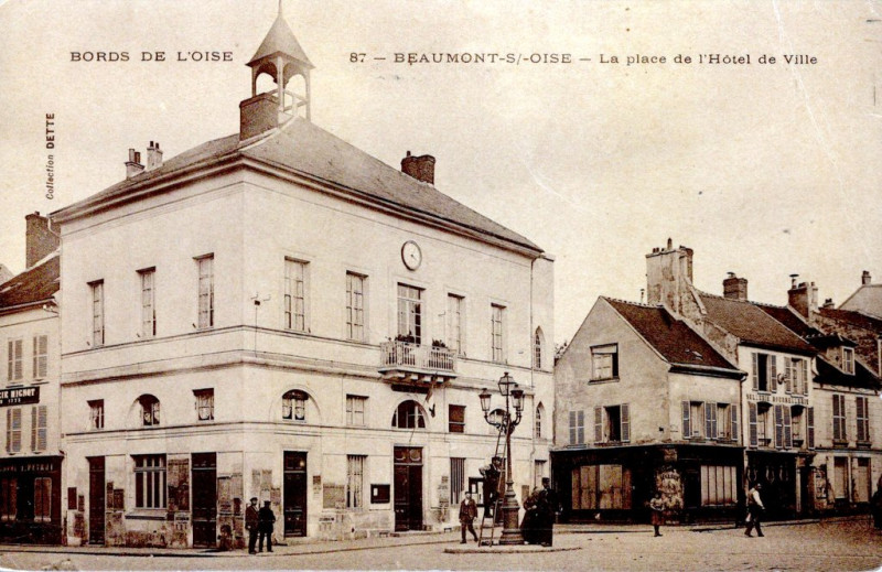 Carte postale ancienne La Place de l'Hôtel de Ville à Beaumont-sur-Oise