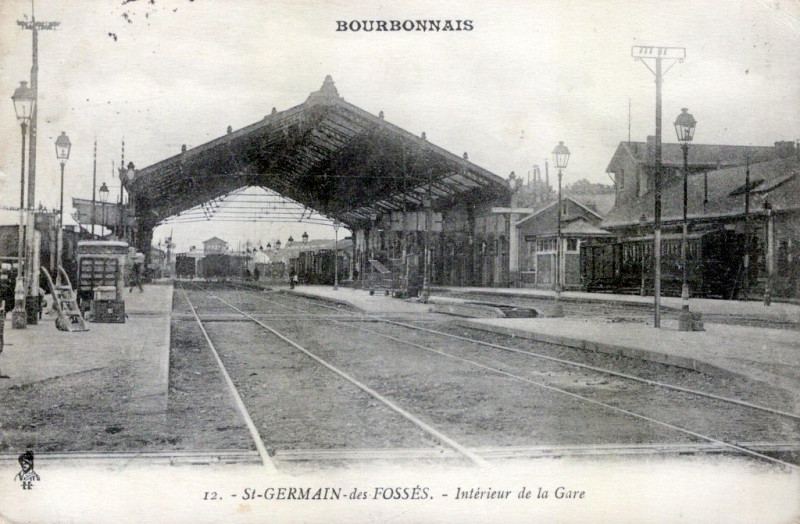 Carte postale ancienne Intérieur de la Gare à Saint-Germain-des-Fossés