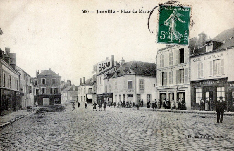 Carte postale ancienne Place du Martroi à Janville-en-Beauce