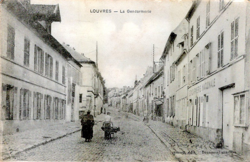 Carte postale ancienne La Gendarmerie à Louvres