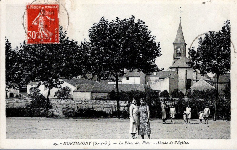 Carte postale ancienne La Place des Fêtes - Abside de l'Église à Montmagny