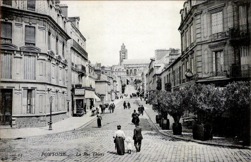 Carte postale ancienne La Rue Thiers à Pontoise