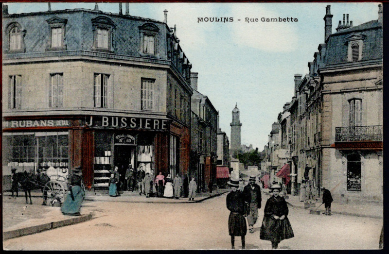 Carte postale ancienne Rue Gambetta à Moulins