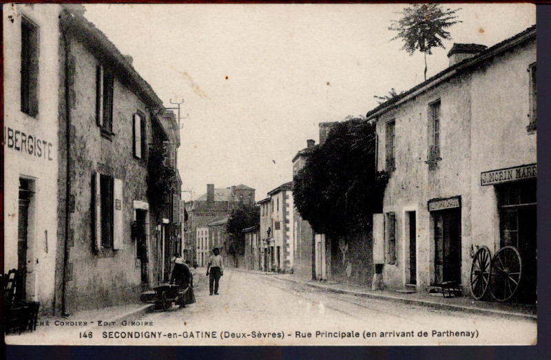 Carte postale ancienne Rue Principale (en arrivant de Parthenay) à Secondigny