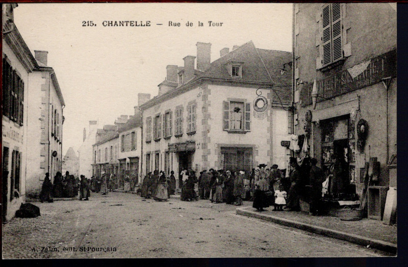 Carte postale ancienne Rue de la Tour à Chantelle