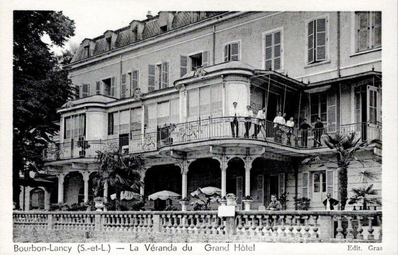 Carte postale ancienne La Véranda du Grand Hôtel à Bourbon-Lancy
