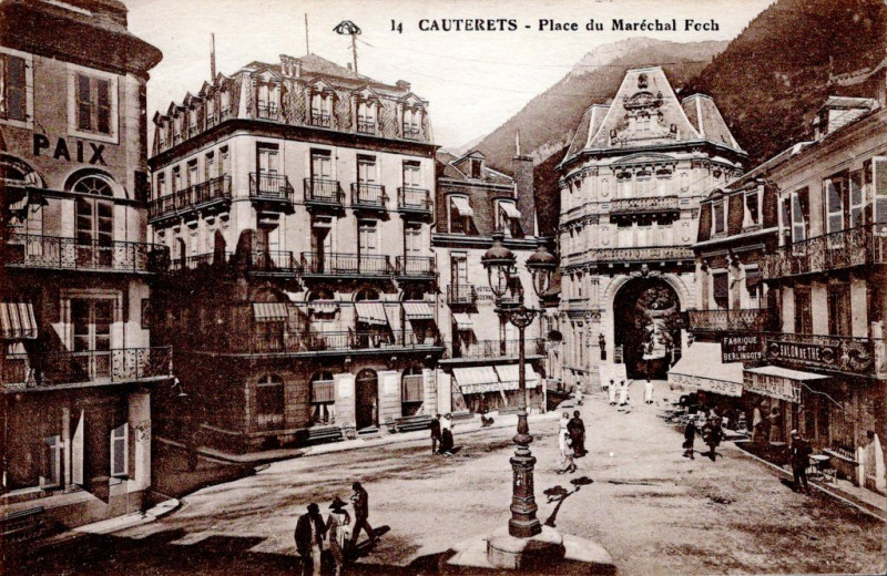 Carte postale ancienne Place du Maréchal Foch à Cauterets