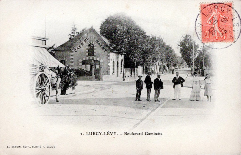 Carte postale ancienne Boulevard Gambetta à Lurcy-Lévis