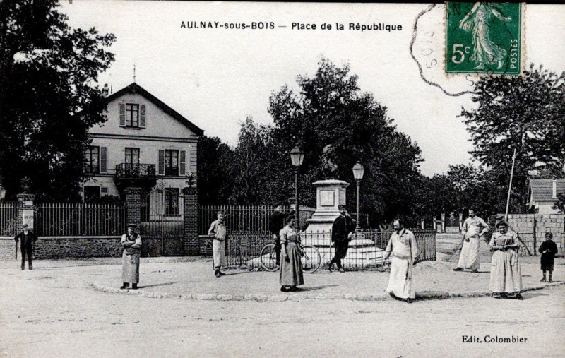 Carte postale ancienne Place de la Républiqure à Aulnay-sous-Bois