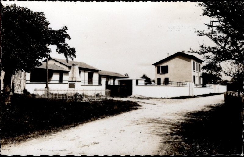 Carte postale ancienne Le Monument aux Morts - Groupe Scolaire à Caunay