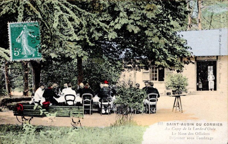 Carte postale ancienne Au Camp de la Lande-d'Ouée - Le Mess des Officiers - Déjeuner sous l'ombrage à Saint-Aubin-du-Cormier
