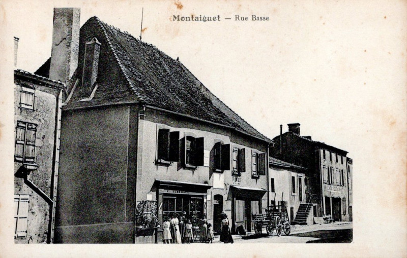 Carte postale ancienne Rue Basse à Montaiguët-en-Forez