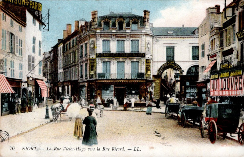 Carte postale ancienne La Rue Victor-Hugo vers la Rue Ricard à Niort