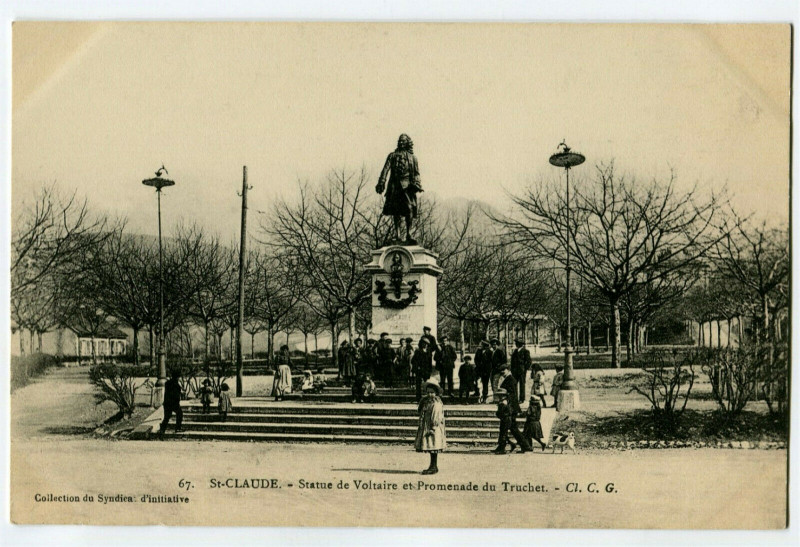 Carte postale ancienne Jura Saint-claude Statue de Voltaire et Promenade du Truchet animé à Saint-Claude