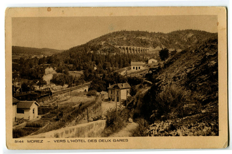 Carte postale ancienne Jura Morez Vers l'Hôtel des Deux Gares Viaduc train
